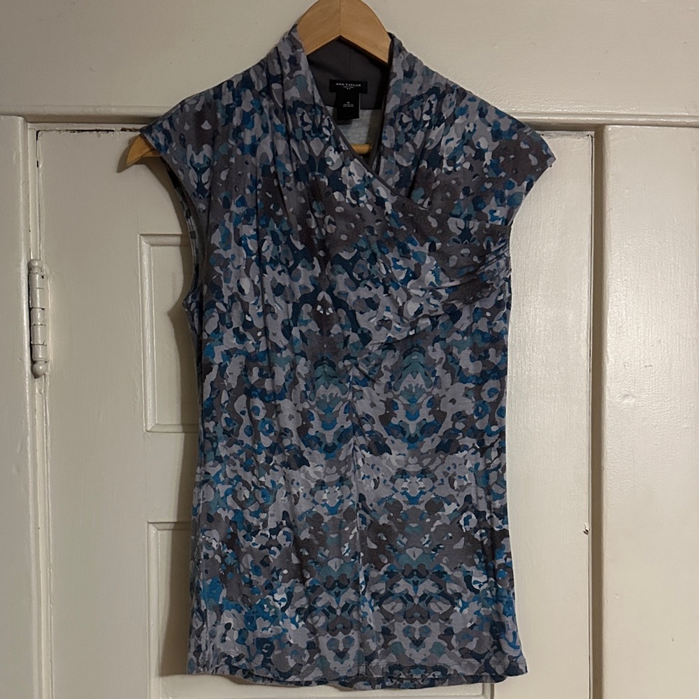 ❤️ 3/$15 Ann Taylor Blue Patterned Blouse